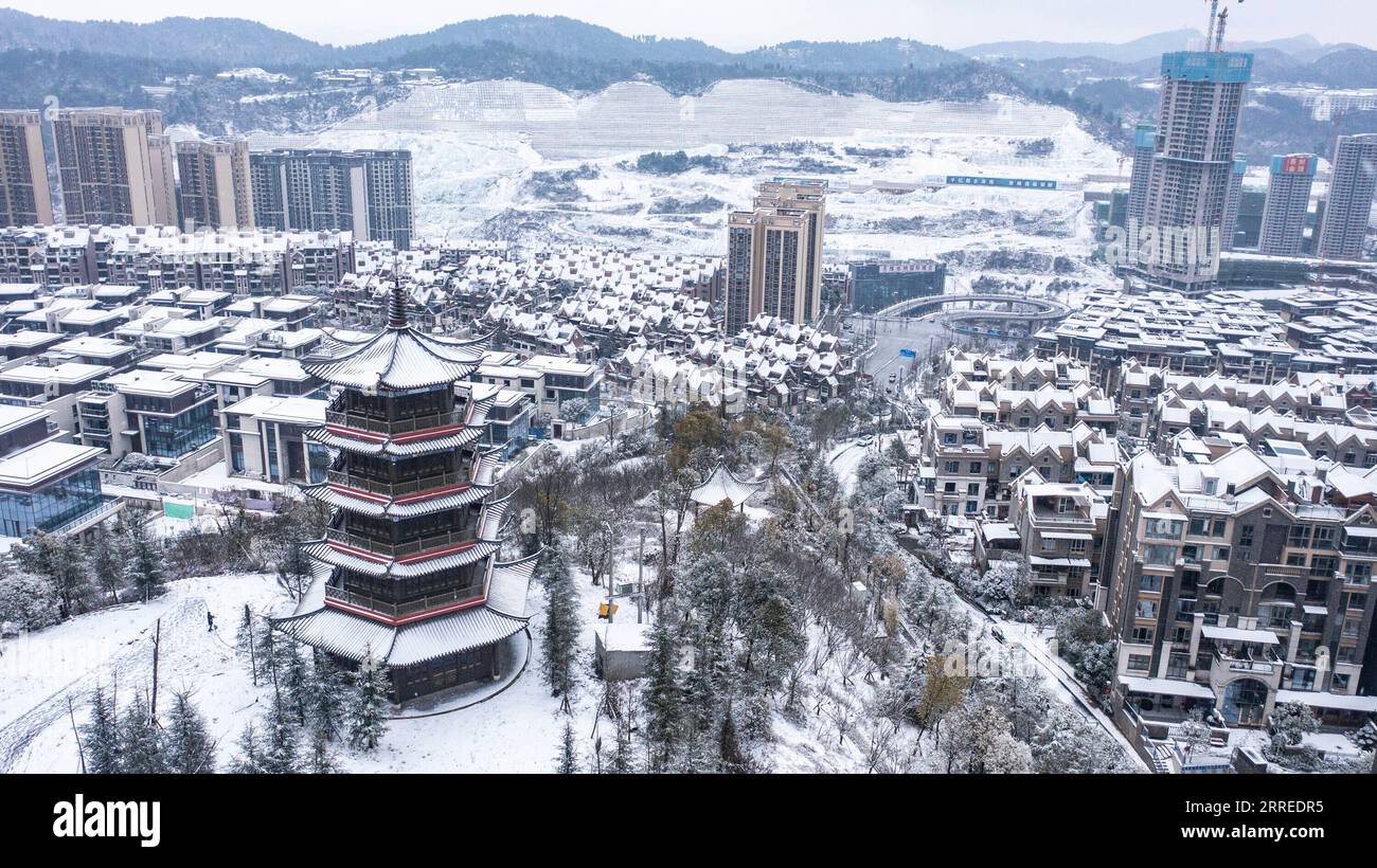 220222 -- GUIYANG, 22 febbraio 2022 -- foto aerea scattata il 22 febbraio 2022 mostra un complesso residenziale innevato a Guiyang, capitale della provincia di Guizhou nella Cina sud-occidentale. CHINA-GUIZHOU-GUIYANG-SNOW CN TaoxLiang PUBLICATIONxNOTxINxCHN Foto Stock