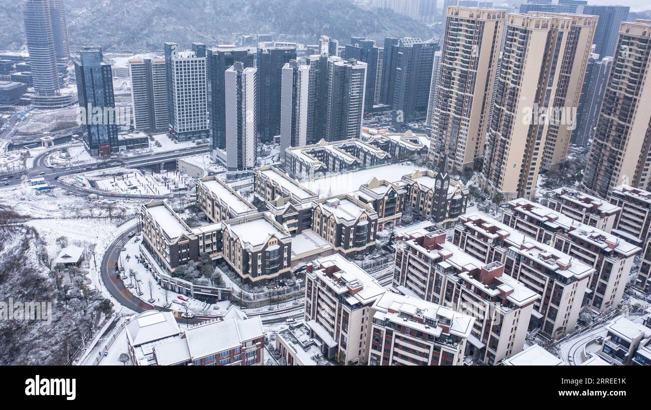 220222 -- GUIYANG, 22 febbraio 2022 -- foto aerea scattata il 22 febbraio 2022 mostra un complesso residenziale innevato a Guiyang, capitale della provincia di Guizhou nella Cina sud-occidentale. CHINA-GUIZHOU-GUIYANG-SNOW CN TaoxLiang PUBLICATIONxNOTxINxCHN Foto Stock