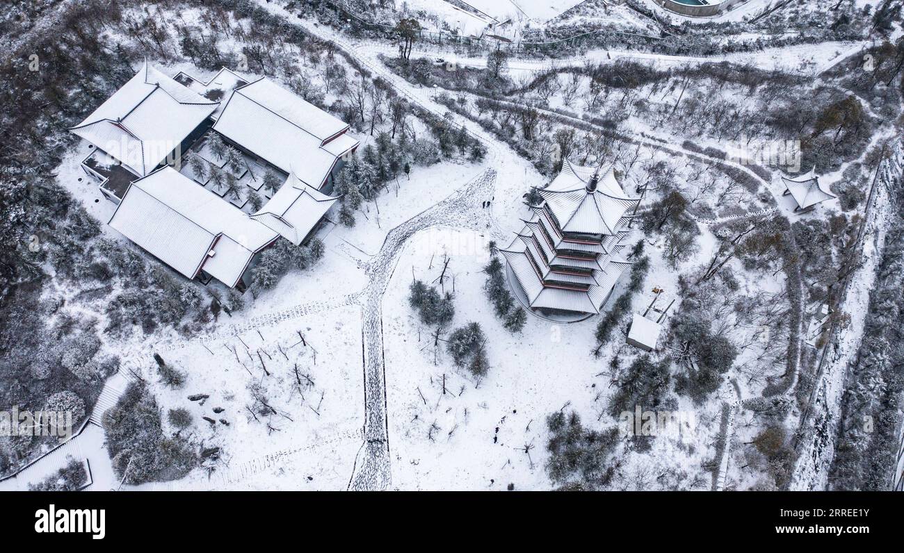 220222 -- GUIYANG, 22 febbraio 2022 -- foto aerea scattata il 22 febbraio 2022 mostra un complesso residenziale innevato a Guiyang, capitale della provincia di Guizhou nella Cina sud-occidentale. CHINA-GUIZHOU-GUIYANG-SNOW CN TaoxLiang PUBLICATIONxNOTxINxCHN Foto Stock