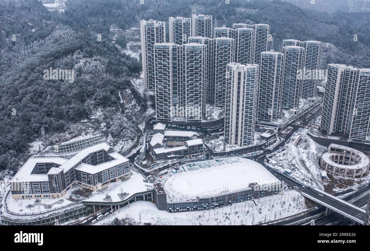 220222 -- GUIYANG, 22 febbraio 2022 -- foto aerea scattata il 22 febbraio 2022 mostra un complesso residenziale innevato a Guiyang, capitale della provincia di Guizhou nella Cina sud-occidentale. CHINA-GUIZHOU-GUIYANG-SNOW CN TaoxLiang PUBLICATIONxNOTxINxCHN Foto Stock