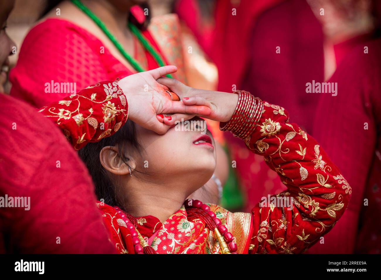 220223 -- LALITPUR, 23 febbraio 2022 -- Una ragazza adora il Sole durante una cerimonia di pubertà nota come Gufa a Lalitpur, Nepal, 23 febbraio 2022. Foto di /Xinhua NEPAL-LALITPUR-GUFA-CERIMONIA DELLA PUBERTÀ HarixMaharjan PUBLICATIONxNOTxINxCHN Foto Stock