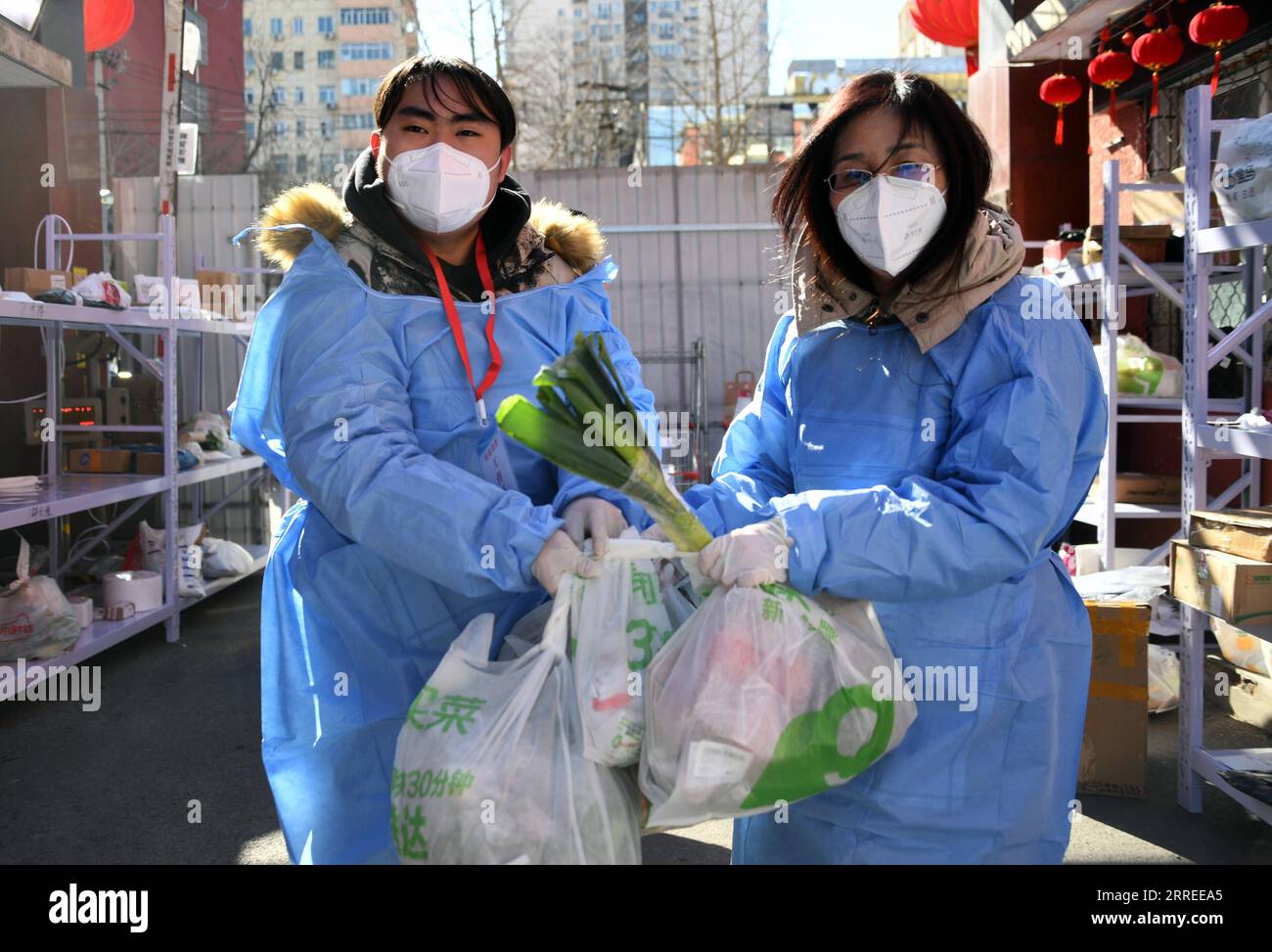220223 -- PECHINO, 23 febbraio 2022 -- i membri del personale trasportano le necessità quotidiane ordinate dai residenti in un complesso residenziale nel distretto di Fengtai a Pechino, capitale della Cina, 23 febbraio 2022. Pechino ha riportato otto casi confermati di COVID-19 trasmessi localmente dalle 11:00 martedì alle 11:00 mercoledì, le autorità locali hanno detto mercoledì. I casi provengono dall'area di sviluppo economico-tecnologico di Pechino, dal distretto di Chaoyang, dal distretto di Tongzhou, dal distretto di Shunyi e dal distretto di Xicheng, secondo un comunicato stampa tenuto dal governo municipale. CHINA-BEIJING-COVID-19-MEASURES CN RenxChao PUBLICATIONx Foto Stock