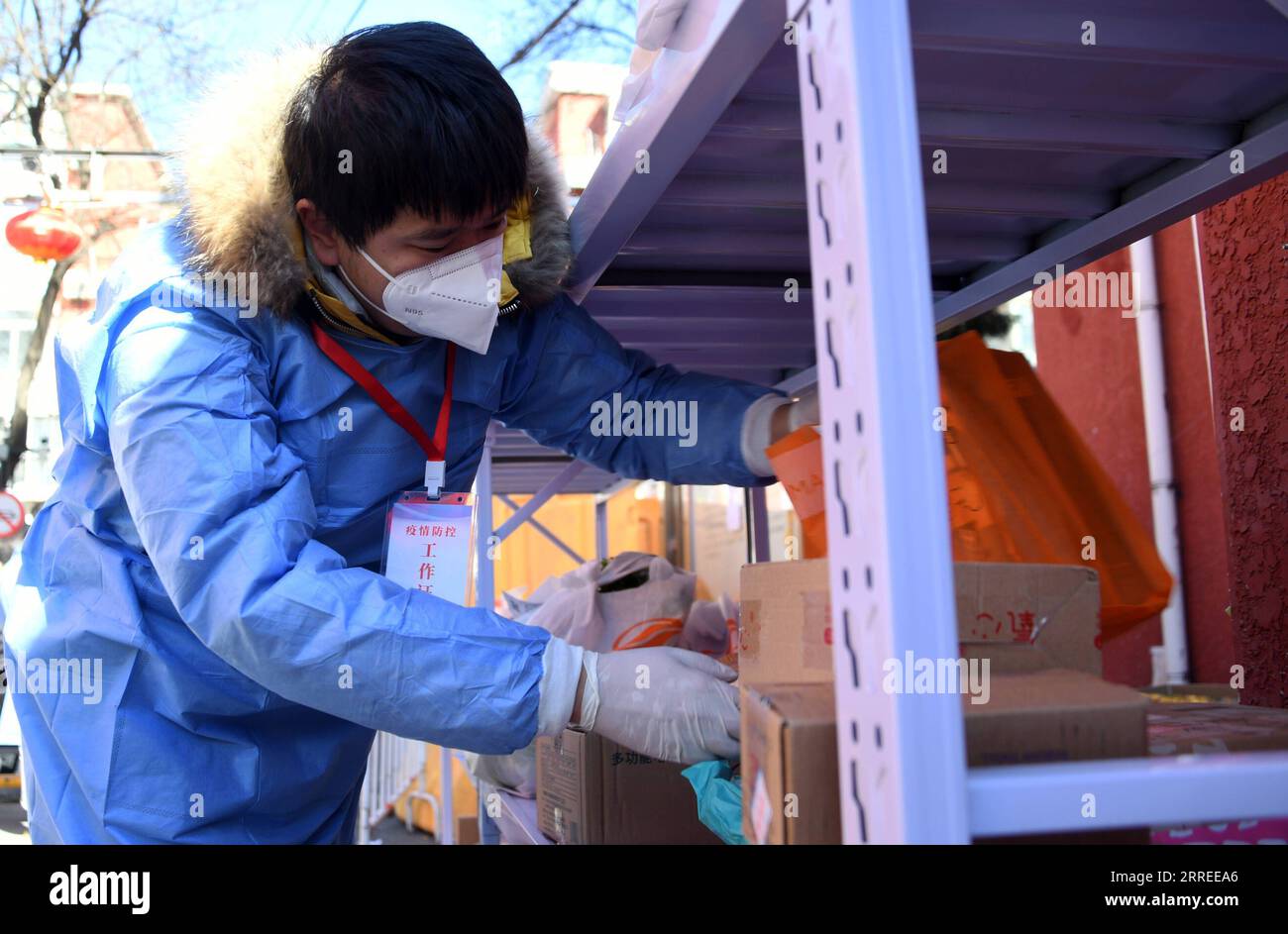 220223 -- PECHINO, 23 febbraio 2022 -- Un membro del personale organizza un'area di ritiro per consegne espresso in un complesso residenziale nel distretto di Haidian di Pechino, capitale della Cina, 23 febbraio 2022. Pechino ha riportato otto casi confermati di COVID-19 trasmessi localmente dalle 11:00 martedì alle 11:00 mercoledì, le autorità locali hanno detto mercoledì. I casi provengono dall'area di sviluppo economico-tecnologico di Pechino, dal distretto di Chaoyang, dal distretto di Tongzhou, dal distretto di Shunyi e dal distretto di Xicheng, secondo un comunicato stampa tenuto dal governo municipale. CINA-PECHINO-COVID-19 MISURE CN RENXCHAO PUBLI Foto Stock