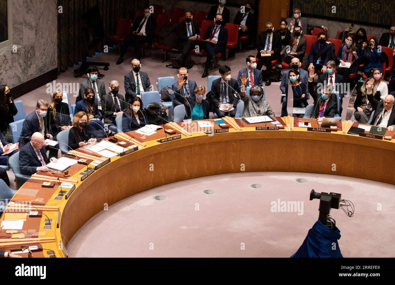 220226 -- NAZIONI UNITE, 26 febbraio 2022 -- il Consiglio di sicurezza delle Nazioni Unite vota su un progetto di risoluzione sull'Ucraina presso la sede delle Nazioni Unite a New York, il 25 febbraio 2022. Venerdì il Consiglio di sicurezza delle Nazioni Unite non ha adottato un progetto di risoluzione sull'Ucraina.il progetto di risoluzione, proposto dagli Stati Uniti e dall'Albania, è stato respinto perché è stato posto il veto dalla Russia membro permanente. Qualsiasi voto negativo, noto come veto, dei cinque membri permanenti del consiglio significa una risoluzione fallita. CONSIGLIO DI SICUREZZA DELLE NAZIONI UNITE-UCRAINA-RISOLUZIONE-FALLIMENTO WANGXYING PUBLICATIONXNOTXINXCHN Foto Stock