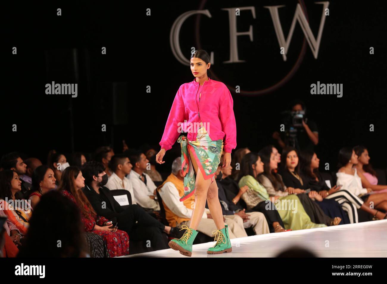 220227 -- COLOMBO, 27 febbraio 2022 -- Un modello presenta una creazione durante la Colombo Fashion Week CFW a Colombo, Sri Lanka, il 26 febbraio 2022. Foto di /Xinhua SRI LANKA-COLOMBO-SETTIMANA DELLA MODA AjithxPerera PUBLICATIONxNOTxINxCHN Foto Stock