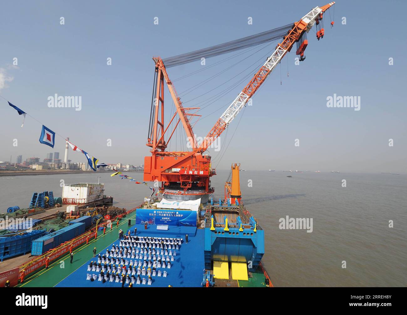 220302 -- SHANGHAI, 2 marzo 2022 -- la foto scattata il 2 marzo 2022 mostra la cerimonia di lancio del salvataggio dell'antico relitto di Yangtze No. 2 nel porto di Waigaoqiao nella Shanghai orientale della Cina. Il recupero di un relitto di 160 anni fa, il più grande e meglio conservato relitto di legno scoperto sott'acqua in Cina fino ad oggi, è iniziato mercoledì. Questa nave affondata, con un gran numero di reliquie culturali, era una nave mercantile durante il regno dell'imperatore Tongzhi 1862-1875 nel periodo della dinastia Qing. Chiamato Yangtze No. 2 Ancient Shipwreck, la nave è stata trovata sommersa a una profondità di 5,5 metri sotto il fondo marino nel W. Foto Stock