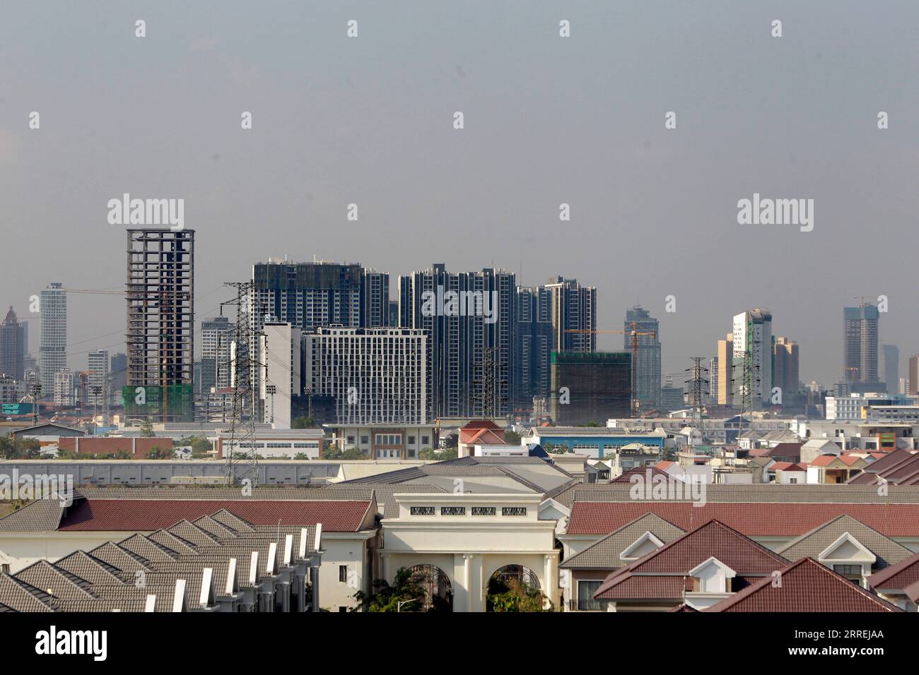 220304 -- PHNOM PENH, 4 marzo 2022 -- la foto scattata il 3 marzo 2022 mostra edifici alti a Phnom Penh, Cambogia. Gli investimenti cinesi in Cambogia sono aumentati in modo significativo nel 2021, nonostante gli effetti negativi della pandemia di COVID-19, che rispecchiavano realmente la fiducia degli investitori cinesi nel contesto imprenditoriale cambogiano, hanno affermato venerdì funzionari ed esperti. PER ANDARE CON Roundup: Gli investimenti cinesi in Cambogia aumentano nel 2021 nonostante la pandemia foto di /Xinhua CAMBODIA-PHNOM PENH-CHINESE INVESTMENT Phearum PUBLICATIONxNOTxINxCHN Foto Stock