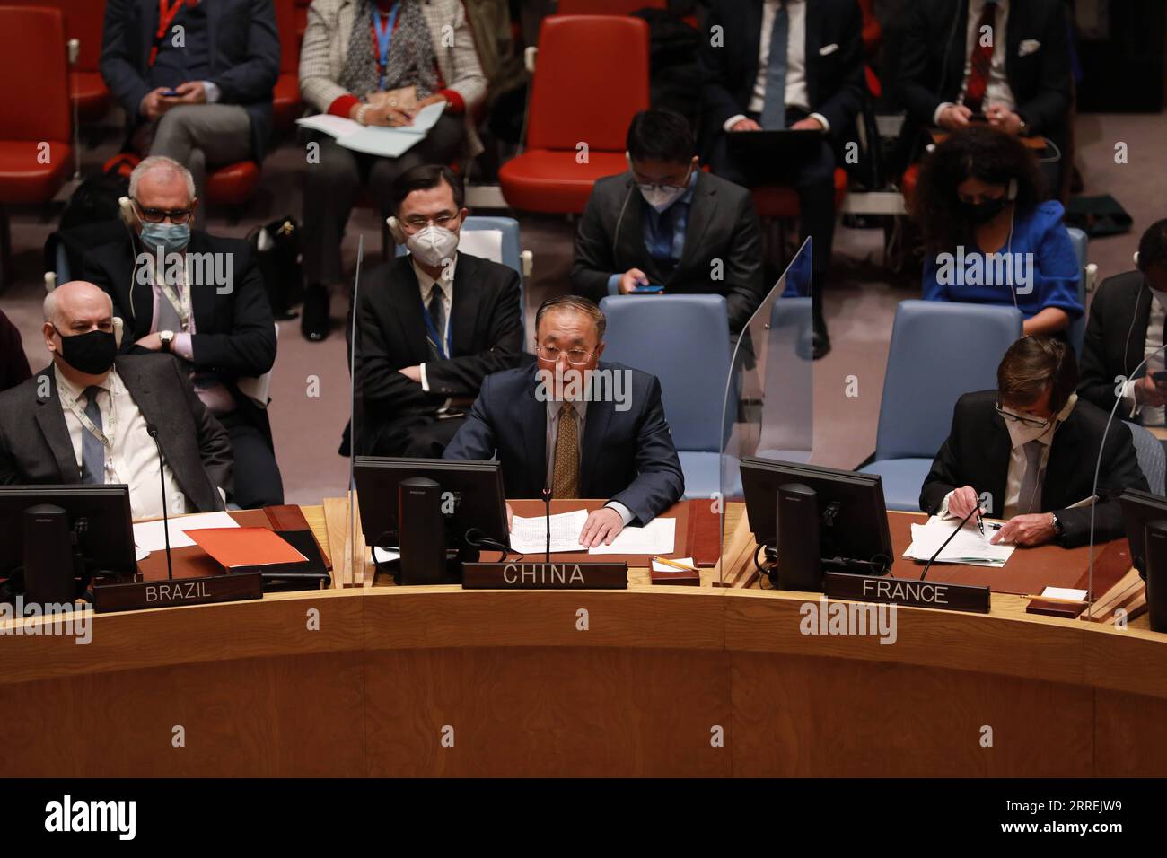 220305 -- NAZIONI UNITE, 5 marzo 2022 -- Zhang Jun, rappresentante permanente della Cina presso le Nazioni Unite, parla durante una riunione di emergenza del Consiglio di sicurezza presso la sede delle Nazioni Unite a New York, 4 marzo 2022. Venerdì un inviato cinese ha invitato le parti del conflitto in Ucraina ad agire con cautela e a collaborare, con l'assistenza dell'Agenzia internazionale per l'energia atomica AIEA, per garantire la sicurezza degli impianti nucleari pertinenti all'interno dell'Ucraina. PER ANDARE CON l'inviato cinese, chiede sforzi congiunti per garantire la sicurezza degli impianti nucleari in Ucraina, RIUNIONE DEL CONSIGLIO DI SICUREZZA delle Nazioni Unite, INVIATO UCRAINA-CINESE Foto Stock