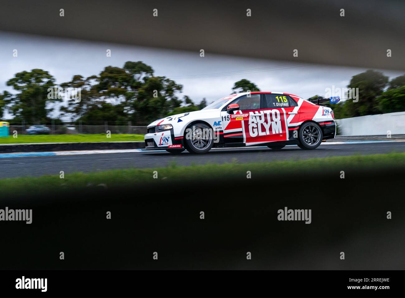 Sandown Park, Australia. 8 settembre 2023. Il pilota australiano di SUPERCHEAP AUTO TCR Tom Oliphant accelera dalla T9 alla Speed Series di Shannon. Crediti: James Forrester/Alamy Live News Foto Stock