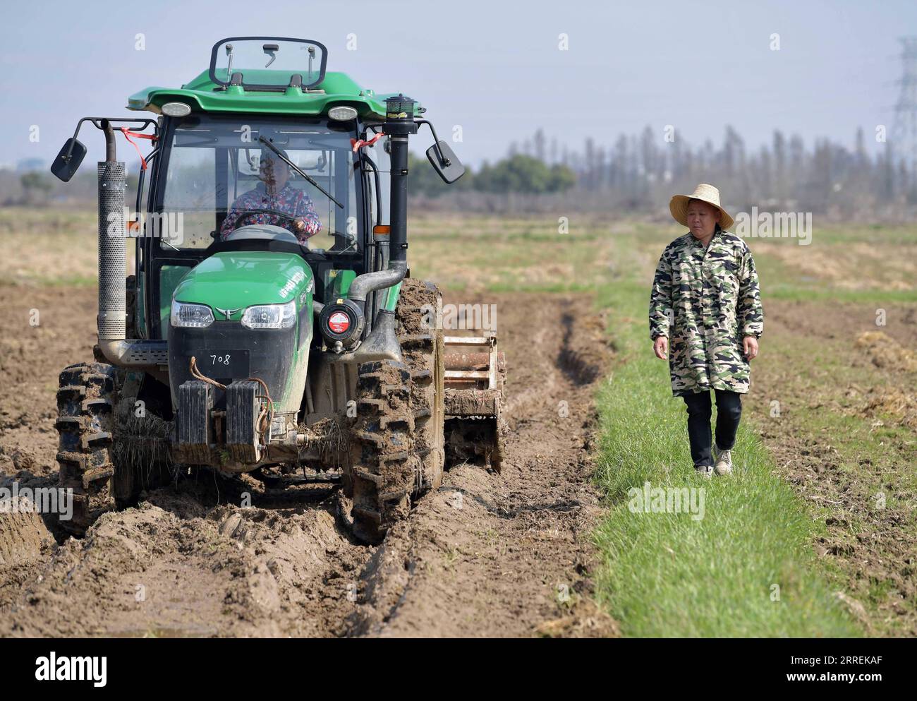 220306 -- NANCHANG, 6 marzo 2022 -- GU Daopeng R insegna a suo figlio GU Bingfa che gestisce le macchine agricole sul campo nel villaggio di Jin An, Gangshang Town nella contea di Nanchang, nella provincia orientale di Jiangxi della Cina, 5 marzo 2022. GU Daopeng è un agricoltore di 47 anni che lavora da 30 anni. Si è sviluppato da agricoltore che coltivava pochi ettari di terreno agricolo a capo di una cooperativa agricola con dozzine di macchinari agricoli e più di 2.700 mu 180 ettari di terreno. È felice che suo figlio GU Bingfa sia tornato nella loro città natale e sia impegnato nell'agricoltura con lui dopo la laurea Foto Stock