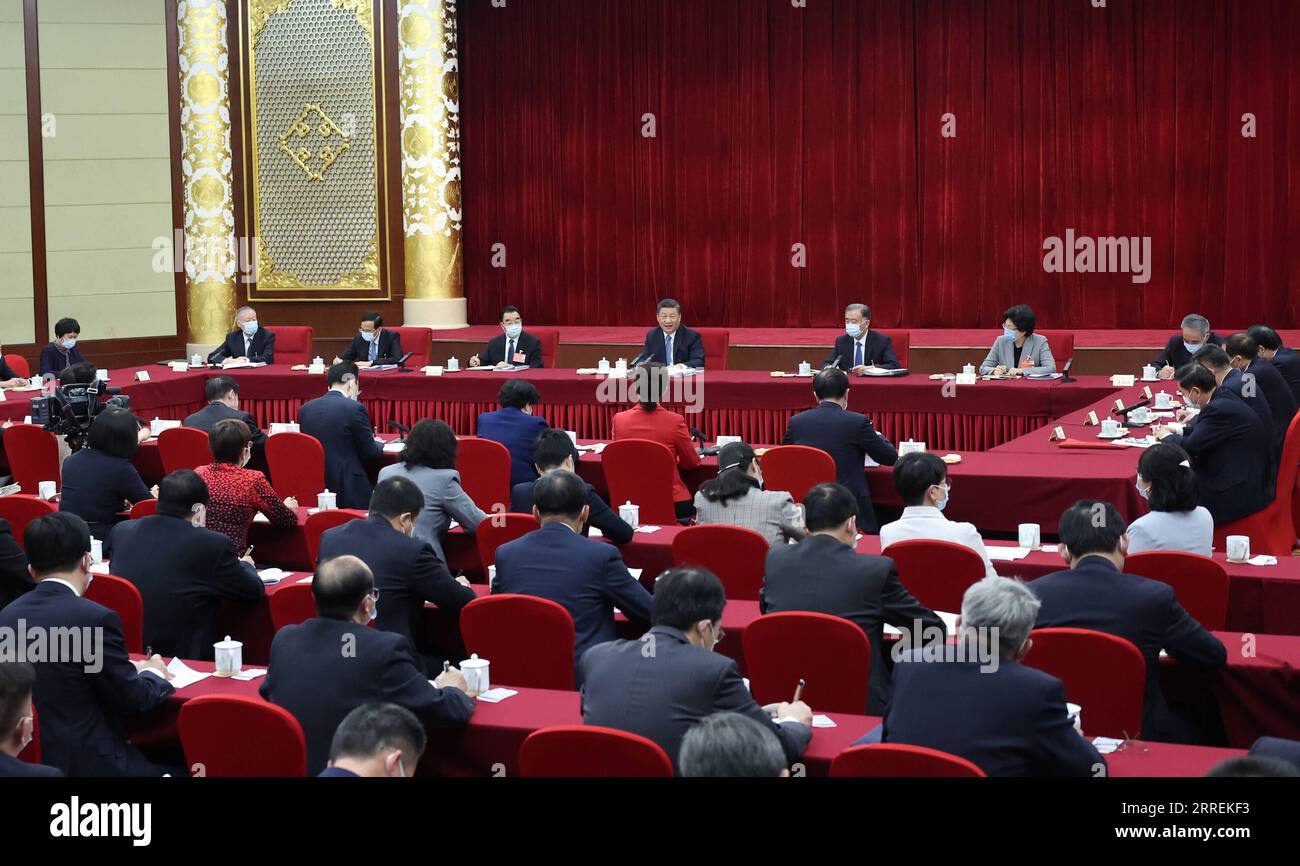 220306 -- PECHINO, 6 marzo 2022 -- il presidente cinese Xi Jinping, anche segretario generale del Comitato centrale del PCC del Partito Comunista Cinese e presidente della Commissione militare centrale, visita consulenti politici nazionali dei settori dell'agricoltura e del benessere e della sicurezza sociale, che parteciperanno alla quinta sessione del 13° Comitato Nazionale della Conferenza consultiva politica del popolo cinese CPPCC, a Pechino, capitale della Cina, 6 marzo 2022. XI ha partecipato alla riunione congiunta del gruppo e ha ascoltato i loro commenti e suggerimenti. Wang Yang, un membro del C permanente Foto Stock