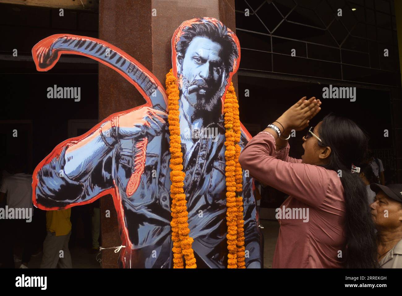 Non esclusiva: 7 settembre 2023, Calcutta, India: Una donna venera l'immagine di Shah Rukh Khan come parte della celebrazione della prima del film Foto Stock