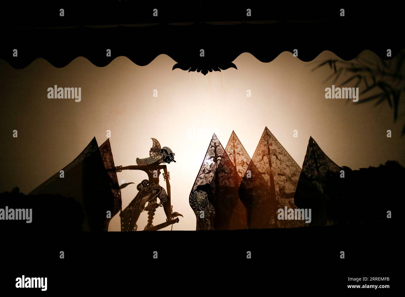 Wayang o fantoccio ombra che si esibisce sullo schermo Foto Stock