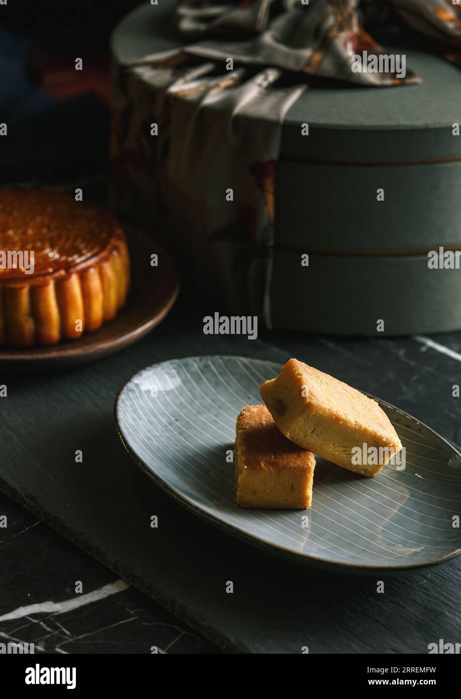 Delizioso dessert di torta all'ananas taiwanese in un piatto。 Foto Stock