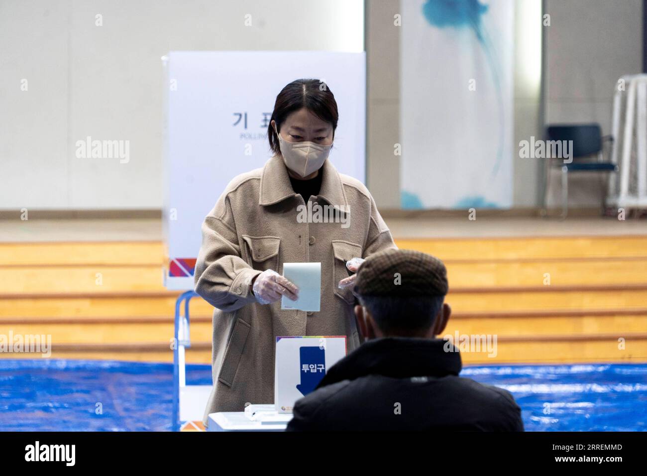 220309 -- SEOUL, 9 marzo 2022 -- Un votante lancia il voto per le elezioni presidenziali in un collegio elettorale a Seul, Corea del Sud, 9 marzo 2022. I sondaggi sono iniziati all'inizio di mercoledì a livello nazionale per scegliere il nuovo presidente della Corea del Sud in una corsa collo a collo tra i candidati del Partito Democratico al governo e il principale partito conservatore dell'opposizione Popolare Power Party. Le elezioni per la selezione del prossimo presidente dureranno dalle 6:00 alle 18:00 ora locale 2100 GMT martedì alle 18:00, 0900 GMT mercoledì alle 14.464 seggi elettorali in tutto il paese. Foto di /Xinhua COREA DEL SUD-SEOUL-ELEZIONI PRESIDENZIALI JamesxLee PUBLICA Foto Stock