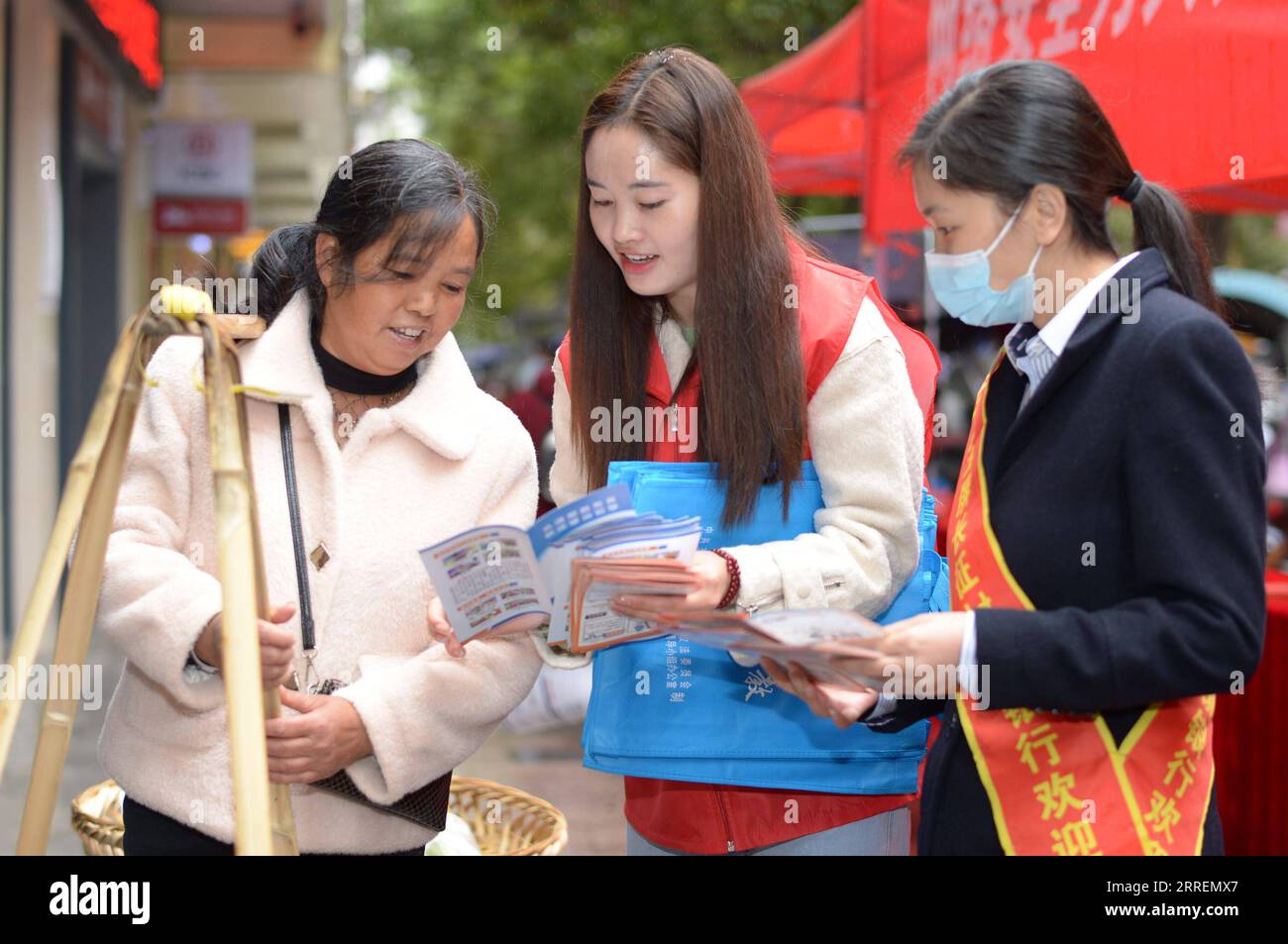 220309 -- PECHINO, 9 marzo 2022 -- Una donna viene a conoscenza della sicurezza di Internet e della frode anti-telecom in una strada nella contea autonoma di Yuping Dong, città di Tongren, provincia di Guizhou nella Cina sud-occidentale, 16 ottobre 2021. Xinhua titoli: La Cina aumenta la protezione giuridica dei cittadini, promuove ulteriormente la governance basata sulla legge YangxYing PUBLICATIONxNOTxINxCHN Foto Stock