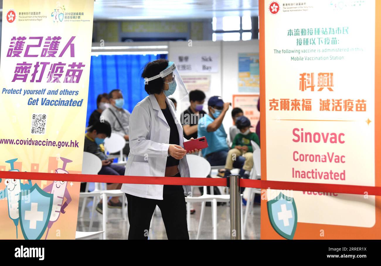 220312 -- HONG KONG, 12 marzo 2022 -- le persone che indossano maschere aspettano di ricevere una dose del vaccino anti COVID-19 a Tsing Yi, sud della Cina, Hong Kong, 12 marzo 2022. CINA-HONG KONG-COVID-19-CASI CN LOXPINGXFAI PUBLICATIONXNOTXINXCHN Foto Stock