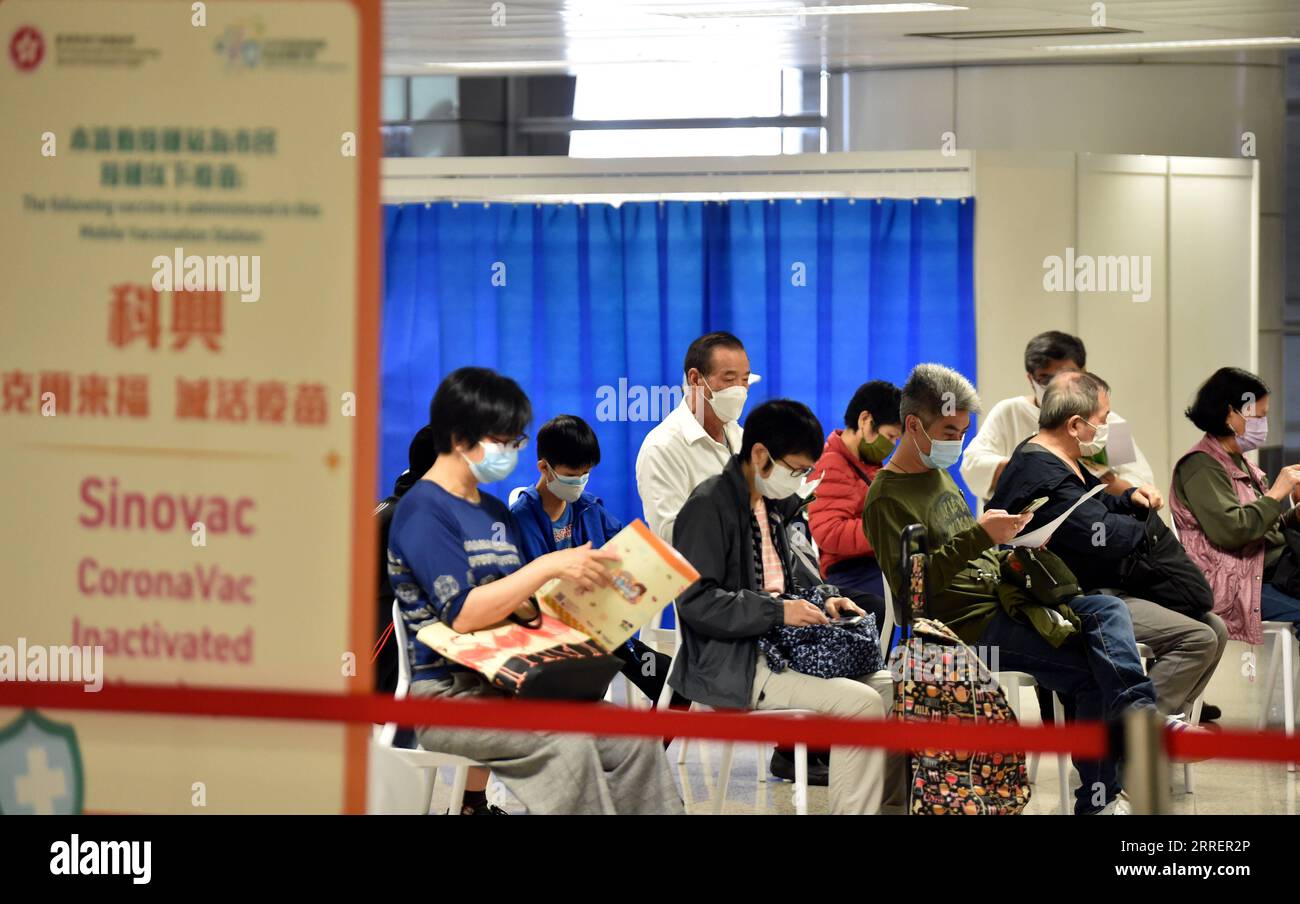 220312 -- HONG KONG, 12 marzo 2022 -- le persone che indossano maschere aspettano di ricevere una dose del vaccino anti COVID-19 a Tsing Yi, sud della Cina, Hong Kong, 12 marzo 2022. CHINA-HONG KONG-COVID-19 CN LoxPingxFai PUBLICATIONxNOTxINxCHN Foto Stock
