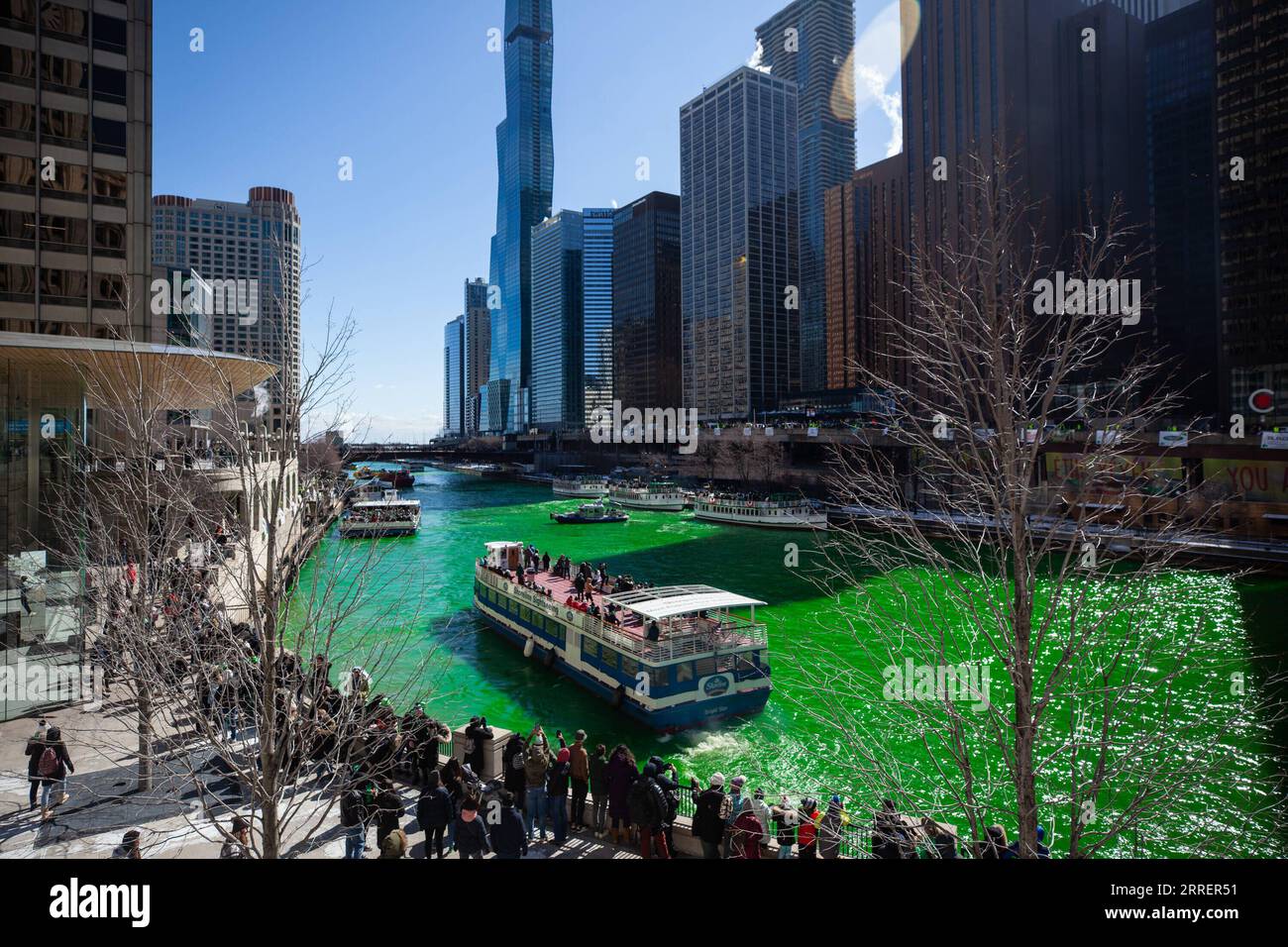 Bilder des Jahres 2022, News 03 März News Themen der Woche KW10 News Bilder des Tages 220312 -- CHICAGO, 12 marzo 2022 -- le persone si riuniscono sulle rive del fiume Chicago colorato di verde a Chicago, negli Stati Uniti, il 12 marzo 2022. Il fiume Chicago era colorato di verde il sabato per celebrare l'imminente St. Il giorno di Patrick, che è segnato il 17 marzo. Foto di Vincent D. Johnson/Xinhua U.S.-CHICAGO-ST. FESTA DI PATRICK XuxJing PUBLICATIONxNOTxINxCHN Foto Stock
