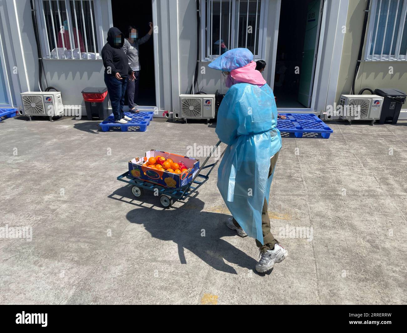 220314 -- HONG KONG, 14 marzo 2022 -- la foto scattata con un telefono cellulare mostra un membro dello staff medico che distribuisce frutta in una struttura di isolamento della comunità nel sud della Cina a Hong Kong, 12 marzo 2022. Sì, il suo negativo: Un diario del paziente presso la struttura di isolamento per COVID-19 di Hong Kong CINA-HONG KONG-STRUTTURA DI ISOLAMENTO CN Xinhua PUBLICATIONxNOTxINxCHN Foto Stock