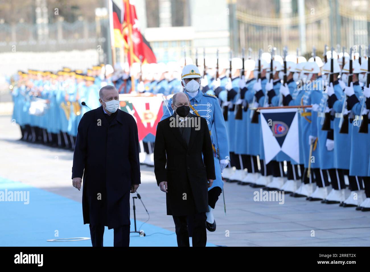 220315 -- ANKARA, 15 marzo 2022 -- il presidente turco Recep Tayyip Erdogan L dà il benvenuto al cancelliere tedesco Olaf Scholz in visita ad Ankara, Turchia, 14 marzo 2022. Recep Tayyip Erdogan lunedì ha detto che il suo paese deve mantenere stretti legami sia con Kiev che con Mosca. Egli ha fatto le sue osservazioni rispondendo a una domanda sulla conformità della Turchia alle sanzioni internazionali contro la Russia in una conferenza stampa congiunta qui con il Cancelliere tedesco in visita Olaf Scholz. Foto di /Xinhua TURKEY-ANKARA-PRESIDENT-GERMANY-CHANCELLOR-MEETING MustafaxKaya PUBLICATIONxNOTxINxCHN Foto Stock