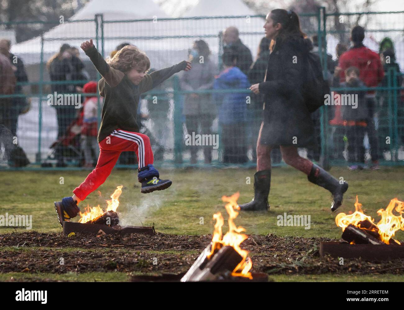 220316 -- VANCOUVER, 16 marzo 2022 -- Un bambino salta su un falò durante il Fire Festival all'Ambleside Park di West Vancouver, British Columbia, Canada, 15 marzo 2022. Il Festival del fuoco è celebrato dagli iraniani alla vigilia dell'ultimo mercoledì prima di Nowruz, il nuovo anno iraniano. Foto di /Xinhua CANADA-VANCOUVER-FIRE FESTIVAL LiangxSen PUBLICATIONxNOTxINxCHN Foto Stock