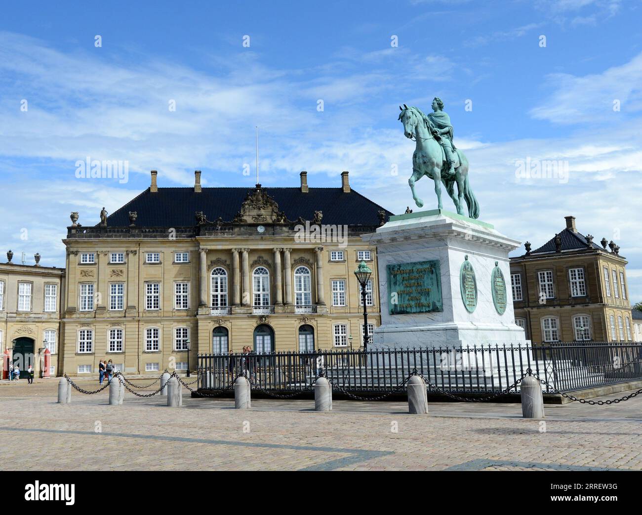 Rytterstatuen - Una statua equestre di bronzo del re Frederik V montata su una base di marmo e completata nel 1771. Castello di Amalienborg, Copenaghen, Danimarca. Foto Stock