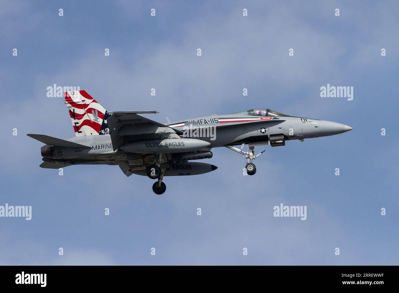 Giappone. 29 aprile 2023. Un McDonnell Douglas F/A-18C Legacy Hornet del Marine Fighter Attack Squadron 115 (VMFA-115) conosciuto come le "Silver Eagles" che volano vicino alla Naval Air Facility, base aerea di Atsugi. (Foto di Damon Coulter/SOPA Images/Sipa USA) credito: SIPA USA/Alamy Live News Foto Stock