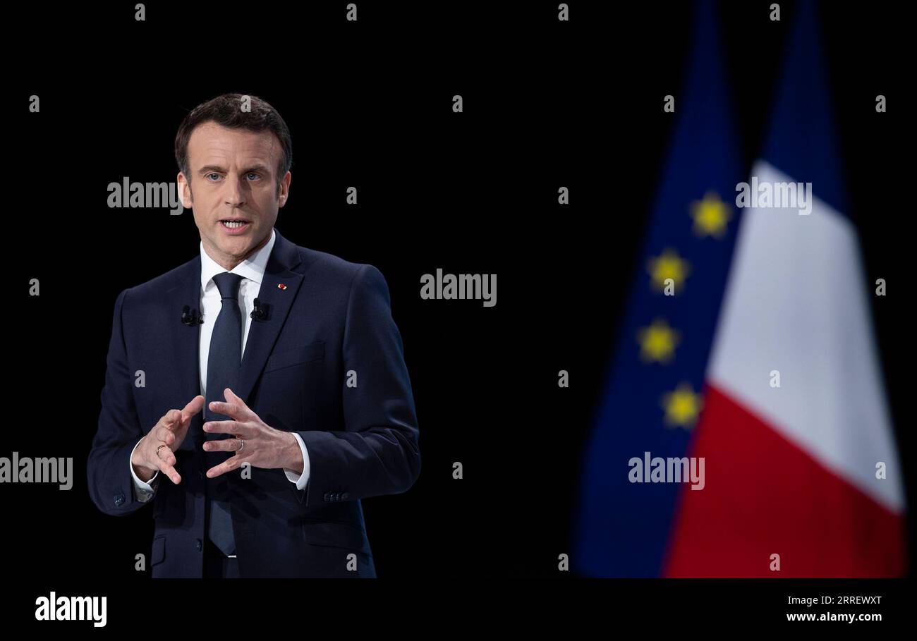 220317 -- AUBERVILLIERS, 17 marzo 2022 -- il presidente francese Emmanuel Macron parla durante una conferenza stampa ad Aubervilliers, Senna Saint Denis, Francia, il 17 marzo 2022. Macron ha presentato giovedì il suo programma per le elezioni presidenziali che si terranno ad aprile. In una conferenza stampa, Macron ha presentato i suoi piani di riforma che coprono una vasta gamma di settori: Economia, cultura, agricoltura, difesa, istruzione, il posto di lavoro, la parità di genere, il benessere, le famiglie, gli anziani e le istituzioni del paese. FRANCE-AUBERVILLIERS-MACRON-RE-ELECTION MANIFESTO XINHUA PUBLICATIONXNOTXINXCHN Foto Stock