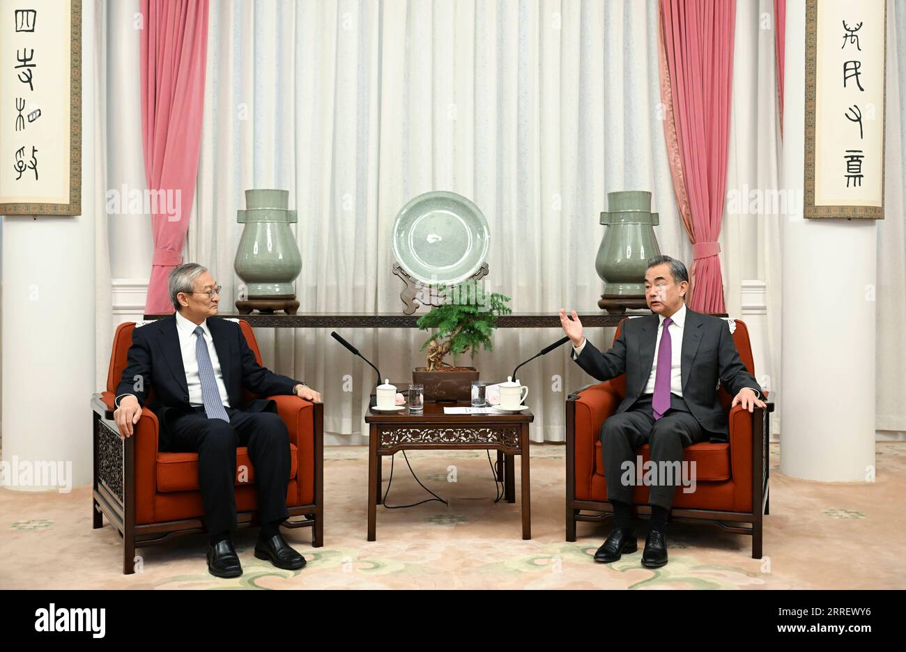 220317 -- PECHINO, 17 marzo 2022 -- Consigliere di Stato cinese e Ministro degli Esteri Wang Yi incontra il Segretario generale dell'Organizzazione di cooperazione di Shanghai Zhang Ming a Pechino, capitale della Cina, 17 marzo 2022. CHINA-BEIJING-WANG YI-SCO-MEETING CN ZHANGXLING PUBLICATIONXNOTXINXCHN Foto Stock