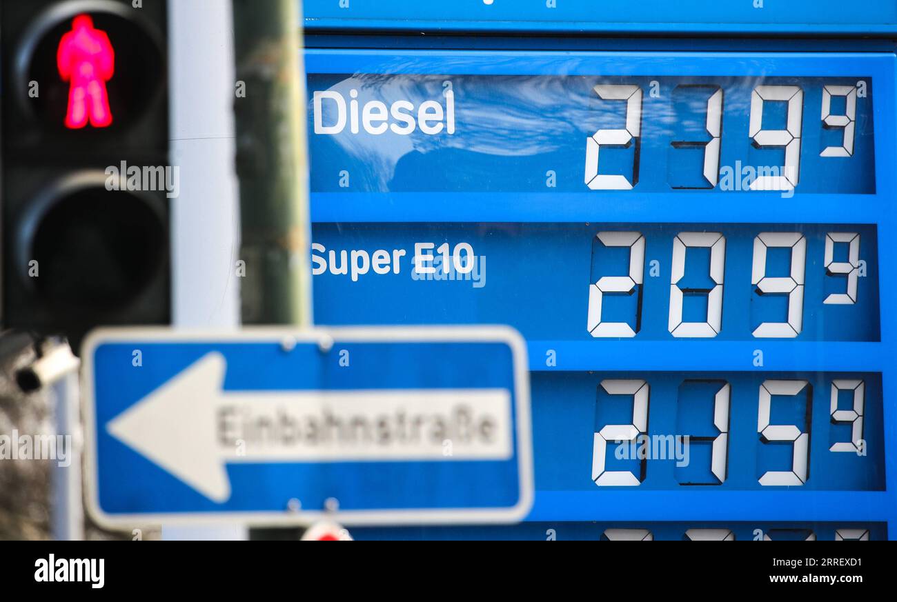 220318 -- FRANCOFORTE, 18 marzo 2022 -- la foto scattata il 18 marzo 2022 mostra i prezzi del gasolio e della benzina esposti su una tavola di una stazione di servizio a Francoforte, Germania. In risposta al recente impennata dei prezzi della benzina e del gasolio in Germania, mercoledì l'Ufficio federale dei cartelli BKartA ha dichiarato che seguirà da vicino l'andamento dei prezzi nelle stazioni di servizio del paese. Foto di /Xinhua GERMANY-FRANKFURT-GAS-PRICES-SURGE ArmandoxBabani PUBLICATIONxNOTxINxCHN Foto Stock