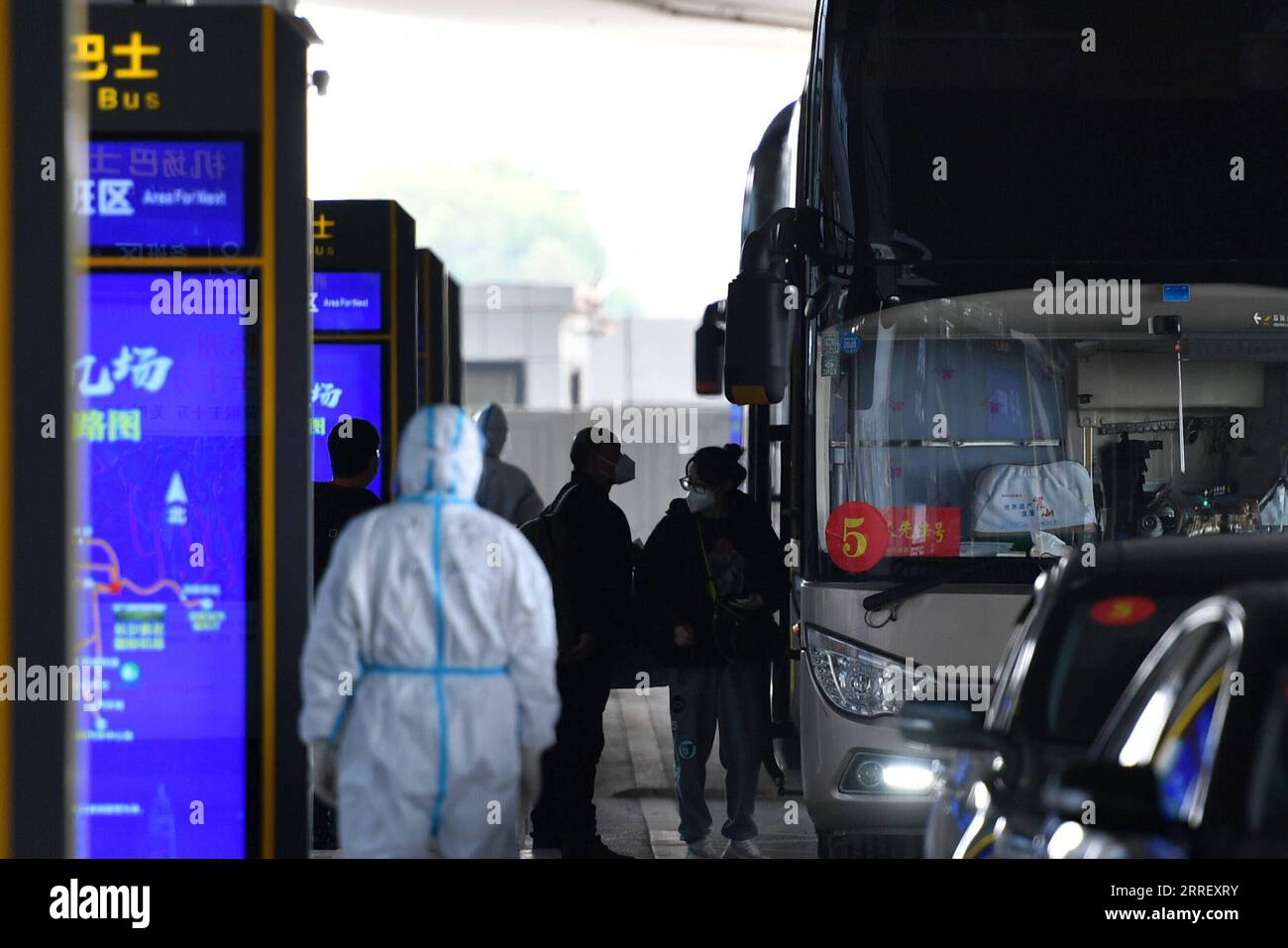 220319 -- CHANGSHA, 19 marzo 2022 -- i cittadini cinesi evacuati dall'Ucraina arrivano all'aeroporto internazionale Changsha Huanghua di Changsha, nella provincia centrale di Hunan della Cina, 19 marzo 2022. Alle 6:45 di sabato, un volo temporaneo che trasportava cittadini cinesi evacuati dall'Ucraina è arrivato a Changsha. Prima di questo, 16 voli temporanei che riportano cittadini cinesi dall'Ucraina sono tornati in Cina in sicurezza. CINA-HUNAN-CITTADINI CINESI DALL'UCRAINA-RITORNO CN CHENXZHENHAI PUBLICATIONXNOTXINXCHN Foto Stock