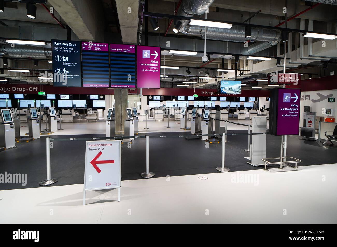 220323 -- SCHOENEFELD, 23 marzo 2022 -- la foto scattata il 23 marzo 2022 mostra l'interno del Terminal 2 dell'aeroporto di Berlino-Brandeburgo a Schoenefeld, Germania. Il Terminal 2 dell'aeroporto di Berlino-Brandeburgo aprirà al pubblico il 24 marzo. Foto di /Xinhua GERMANIA-SCHOENEFELD-BERLINO-BRANDEBURGO AEROPORTO-TERMINAL 2 StefanxZeitz PUBLICATIONxNOTxINxCHN Foto Stock