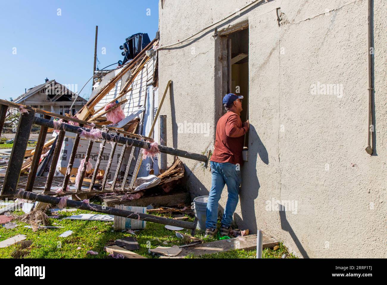 220324 -- NEW ORLEANS, 24 marzo 2022 -- Un uomo ispeziona una chiesa danneggiata da un tornado a Arabi, New Orleans, Louisiana, Stati Uniti, 23 marzo, 2022. almeno una persona è stata uccisa e ferita multipla dopo che il tornado si è trasferito nel sud dello stato della Louisiana e ha colpito parti della più grande città dello stato New Orleans e i suoi sobborghi martedì sera, i funzionari hanno detto mercoledì. Foto di /Xinhua U.S.-LOUISIANA-NEW ORLEANS-TORNADO-AFTERMATH LesliexGamboni PUBLICATIONxNOTxINxCHN Foto Stock