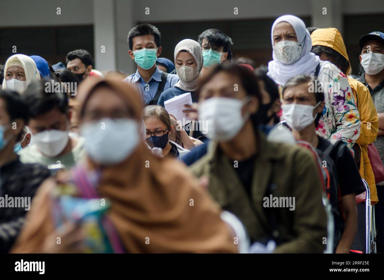 220324 -- YOGYAKARTA, 24 marzo 2022 -- le persone si preparano per la registrazione prima di ricevere dosi di richiamo di vaccini COVID-19 a Yogyakarta, Indonesia, 24 marzo 2022. L'Indonesia giovedì ha confermato 5.808 nuovi casi di COVID-19, aumentando il numero di infezioni a 5.986.830, ha detto il Ministero della salute del paese. Mentre il governo indonesiano sta accelerando il suo programma nazionale di vaccinazione per frenare la diffusione del virus, più di 195,36 milioni di persone hanno ricevuto la prima dose di vaccini, mentre oltre 156,33 milioni hanno assunto la seconda dose. Foto di /Xinhua INDONESIA-YOGYAKARTA-COVID-19-VACCIN Foto Stock