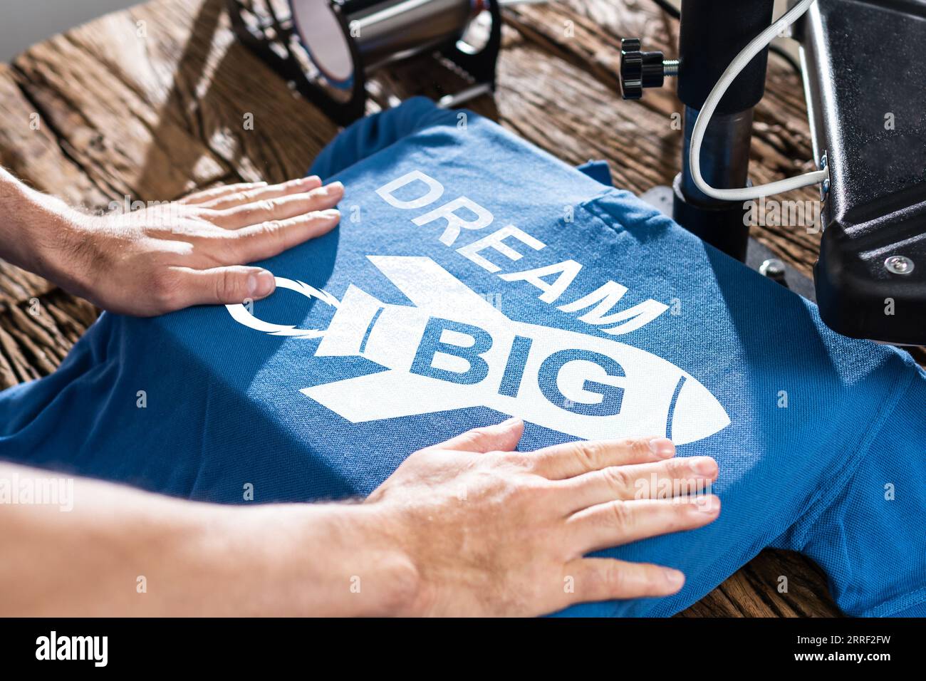 L'uomo Stampa su T Shirt in officina Foto Stock