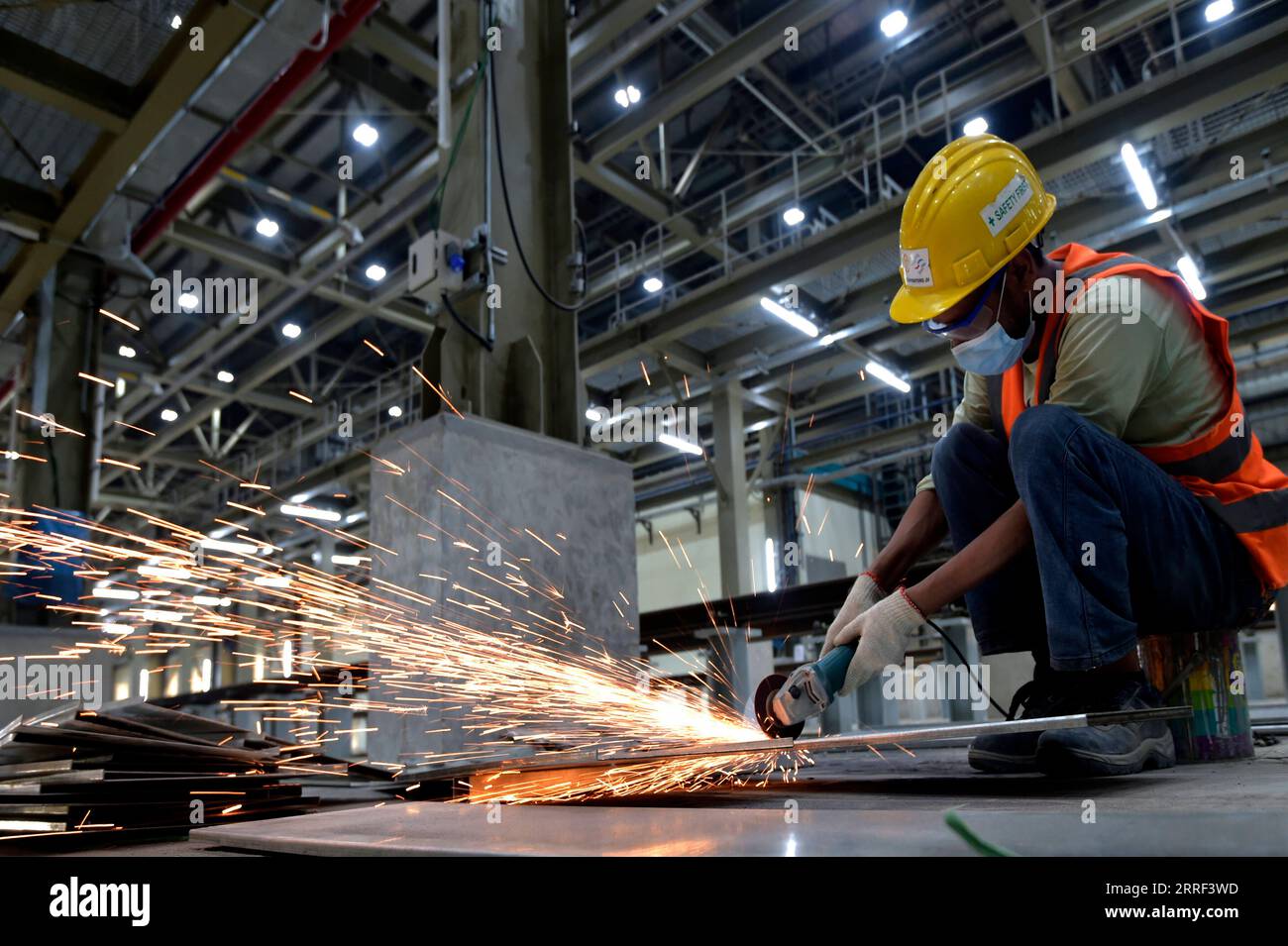 220326 -- DACCA, 26 marzo 2022 -- un dipendente lavora presso il deposito principale di una linea della metropolitana a Dacca, Bangladesh, il 10 marzo 2022. PER ANDARE CON caratteristiche: La metropolitana del Bangladesh sostenuta dalla Cina aprirà a dicembre BANGLADESH-DACCA-METRO Salim PUBLICATIONxNOTxINxCHN Foto Stock