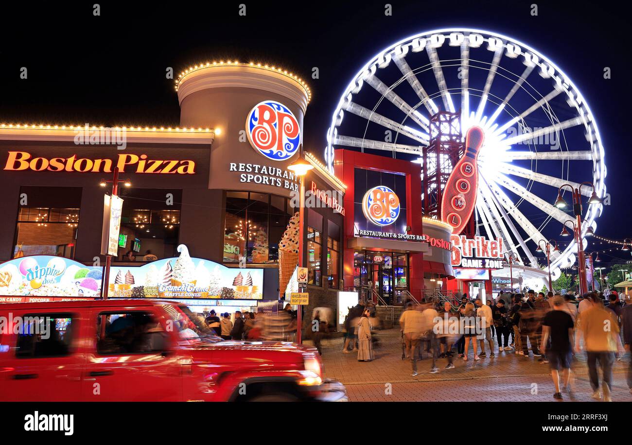 Città delle Cascate del Niagara di notte, città canadese sulla riva occidentale del fiume Niagara. La città ha molte opzioni di business e intrattenimento progettate per i tour Foto Stock