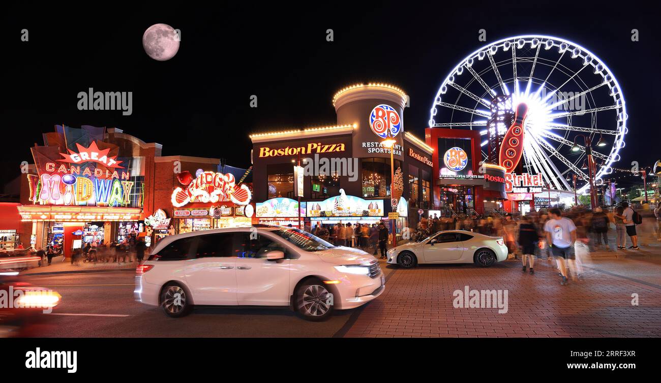 Città delle Cascate del Niagara di notte, città canadese sulla riva occidentale del fiume Niagara. La città ha molte opzioni di business e intrattenimento progettate per i tour Foto Stock