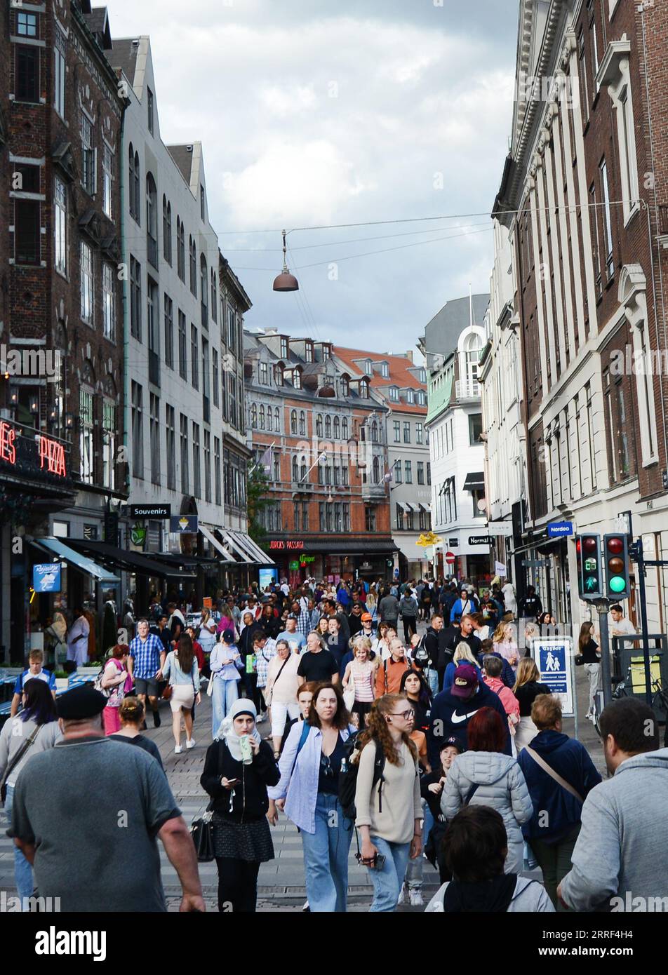 La vivace strada pedonale di Strøget nel centro di Copenaghen, Danimarca. Foto Stock