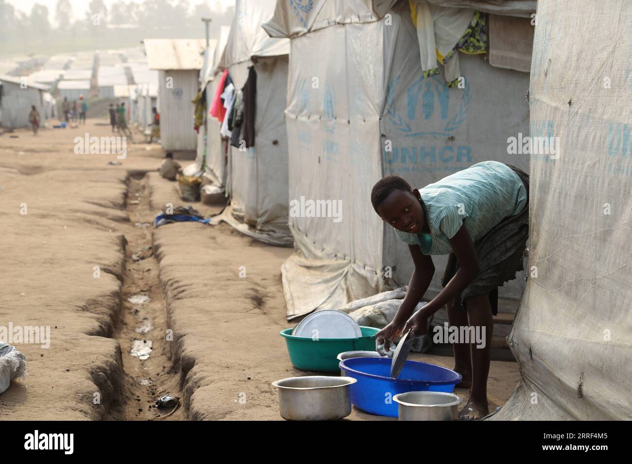 220328 -- ITURI, 28 marzo 2022 -- Un rifugiato lava i vestiti in un campo per sfollati interni IDPs nella provincia di Ituri, nella Repubblica Democratica del Congo nord-orientale, 17 marzo 2022. Nonostante tutte le sfide, la pace e l'autorità statale saranno ripristinate a Ituri, una provincia carica di violenza nella Repubblica Democratica del Congo, RDC, rassicurato il tenente generale Johnny Luboya, governatore militare dell'Ituri, in una recente intervista esclusiva con Xinhua. ANDARE CON l'intervista: Sforzi per ripristinare la pace, l'autorità statale in Ituri per continuare: IL governatore militare del Congo foto di /Xinhua DR Foto Stock