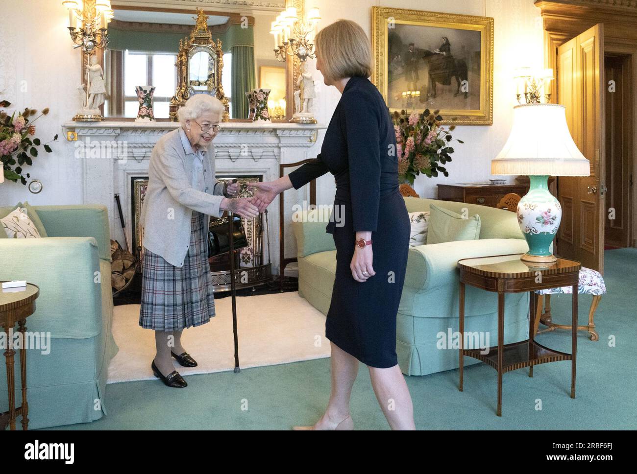 Foto del file datata 6/9/2022 della regina Elisabetta II dà il benvenuto a Liz Truss durante un'udienza a Balmoral, in Scozia, dove ha invitato il leader neoeletto del partito conservatore a diventare primo ministro e formare un nuovo governo. La regina Elisabetta II disse all'ex primo ministro Liz Truss che si sarebbe "riunito di nuovo presto" al suo ultimo fidanzamento ufficiale prima della sua morte. Foto Stock