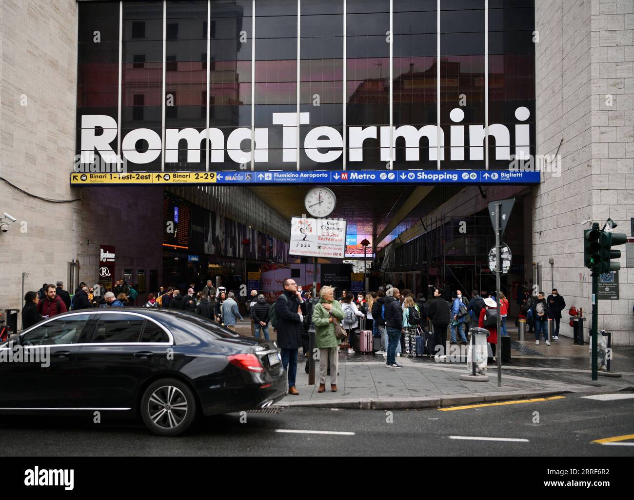 220401 -- ROMA, 1 aprile 2022 -- i passeggeri camminano alla stazione di Roma termini a Roma, Italia, 1 aprile 2022. A più di due anni dal suo annuncio, e a seguito di diverse proroghe, giovedì l'Italia ha ufficialmente concluso lo stato di emergenza pandemia di COVID-19. La data di fine - marzo 31 - è stata originariamente annunciata dal primo ministro Mario Draghi a febbraio. Il paese può ora gradualmente eliminare le restanti misure COVID tra il 1 aprile e il 31 dicembre 2022. ITALIA-ROMA-COVID-19-STATO DI FINE EMERGENZA JINXMAMENGNI PUBLICATIONXNOTXINXCHN Foto Stock