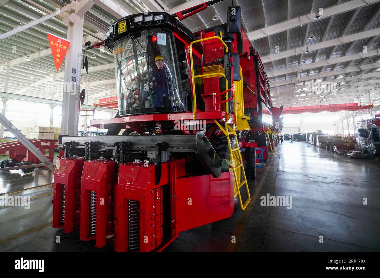 220402 -- USU, 2 aprile 2022 -- Un lavoratore ispeziona la cabina di una raccoglitrice di cotone presso Xinjiang Boshiran Intelligent Agricultural Machinery Co., Ltd. A Tacheng, regione autonoma Xinjiang Uygur della Cina nord-occidentale, 31 marzo 2022. La produzione di raccoglitori di cotone fatti in casa raggiunge il suo picco nello Xinjiang mentre l'agricoltura primaverile va in pieno svolgimento in tutto il paese. Nel 2021, le macchine eseguivano oltre il 80% del lavoro di raccolta del cotone nella regione, con la raccolta nel nord dello Xinjiang quasi interamente meccanizzata, secondo l'autorità agricola regionale. CHINA-XINJIANG-COTTON PICKER-PRODU Foto Stock