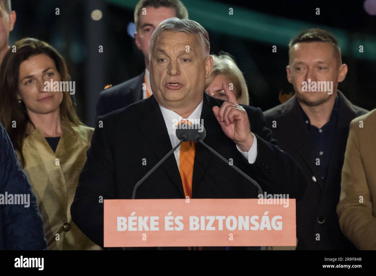 220403 -- BUDAPEST, 3 aprile 2022 -- il primo ministro ungherese Viktor Orban C, il fronte parla ai sostenitori di una manifestazione a Budapest, in Ungheria, il 3 aprile 2022. La coalizione di governo Fidesz-KDNP di Orban ha vinto le elezioni parlamentari di domenica, secondo i risultati preliminari dell'Ufficio elettorale Nazionale. Foto di /Xinhua UNGHERIA-BUDAPEST-ELEZIONI PARLAMENTARI-RISULTATI AttilaxVolgyi PUBLICATIONxNOTxINxCHN Foto Stock