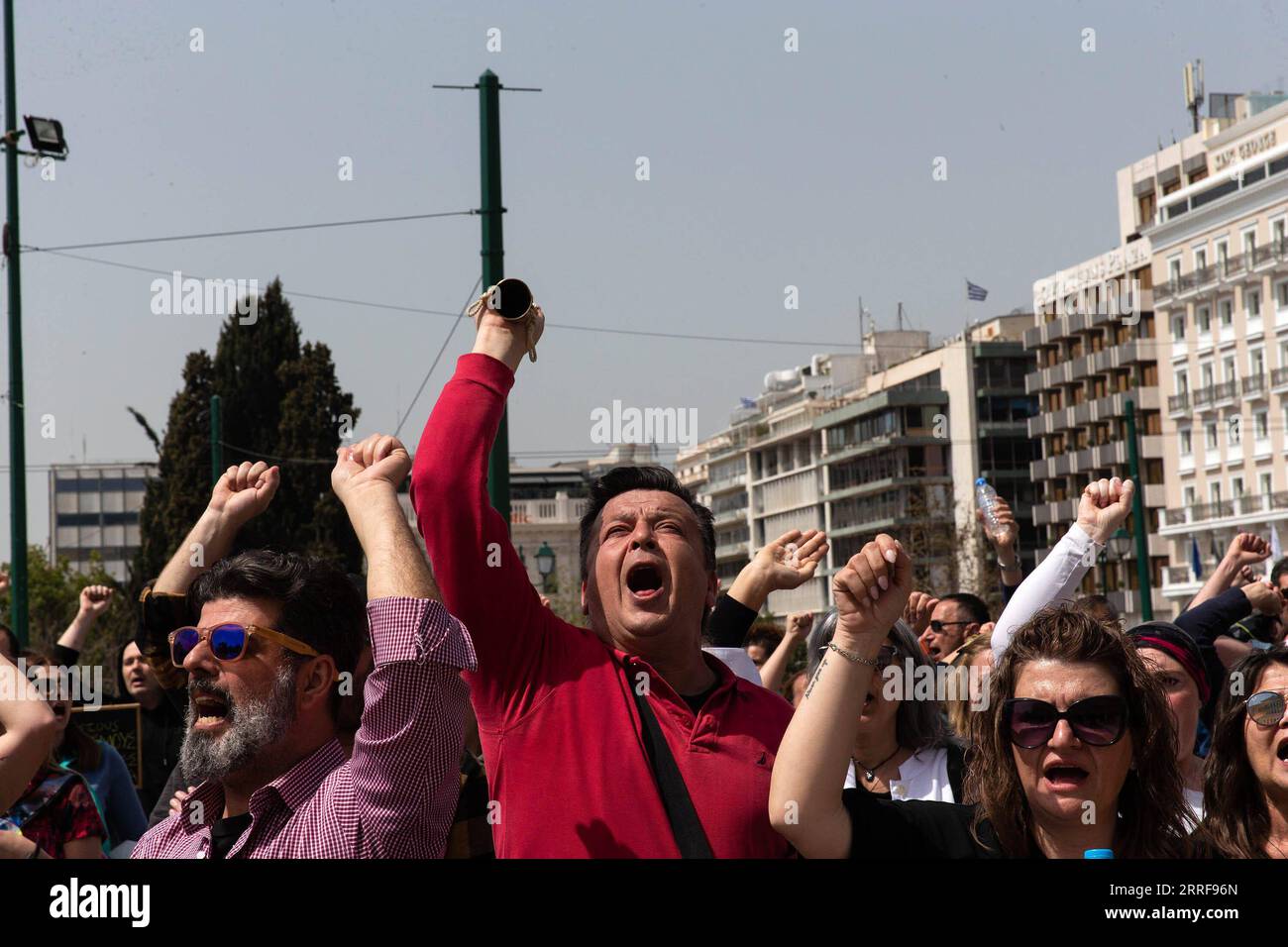 220406 -- ATENE, 6 aprile 2022 -- i manifestanti gridano slogan nel centro di Atene, Grecia, il 6 aprile 2022. Decine di migliaia di greci hanno lasciato il lavoro in tutto il paese mercoledì per unirsi a uno sciopero generale di 24 ore sull'aumento dei costi di riscaldamento, elettricità e abitazioni. I servizi pubblici e i trasporti sono stati interrotti. GRECIA-ATENE-PREZZI ALTI SCIOPERO GENERALE MARIOSXLOLOS PUBLICATIONXNOTXINXCHN Foto Stock