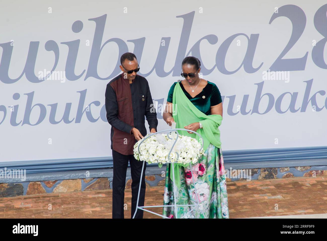 220407 -- KIGALI, 7 aprile 2022 -- il presidente ruandese Paul Kagame L e la first lady Jeannette Kagame hanno gettato una corona al Kigali Genocide Memorial a Kigali, capitale del Ruanda, il 7 aprile 2022. Giovedì, il presidente ruandese Paul Kagame ha sbattuto i paesi che hanno insabbiato gli atti degli autori del genocidio del 1994 contro i Tutsi, mentre i ruandesi hanno celebrato il 28° anniversario dei massacri. Foto di /Xinhua RWANDA-KIGALI-GENOCIDIO-COMMEMORAZIONE CyrilxNdegeya PUBLICATIONxNOTxINxCHN Foto Stock