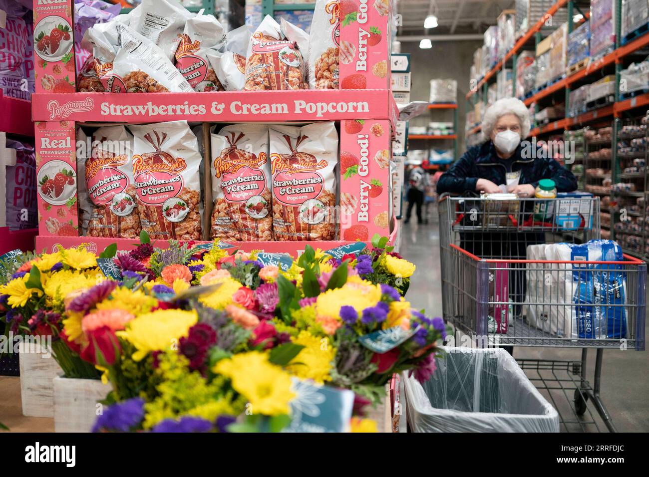 220413 -- SAN FRANCISCO, 13 aprile 2022 -- la gente fa shopping in un supermercato a Foster City in California, negli Stati Uniti, 12 aprile 2022. I dati recentemente pubblicati hanno mostrato che l'inflazione degli Stati Uniti a marzo ha continuato ad aumentare al ritmo annuo più veloce negli ultimi quattro decenni, giustificando aumenti dei tassi di interesse più aggressivi, come segnalato da diversi funzionari della Federal Reserve. Foto di /Xinhua U.S.-CALIFORNIA-INFLATION-RISE LixJianguo PUBLICATIONxNOTxINxCHN Foto Stock