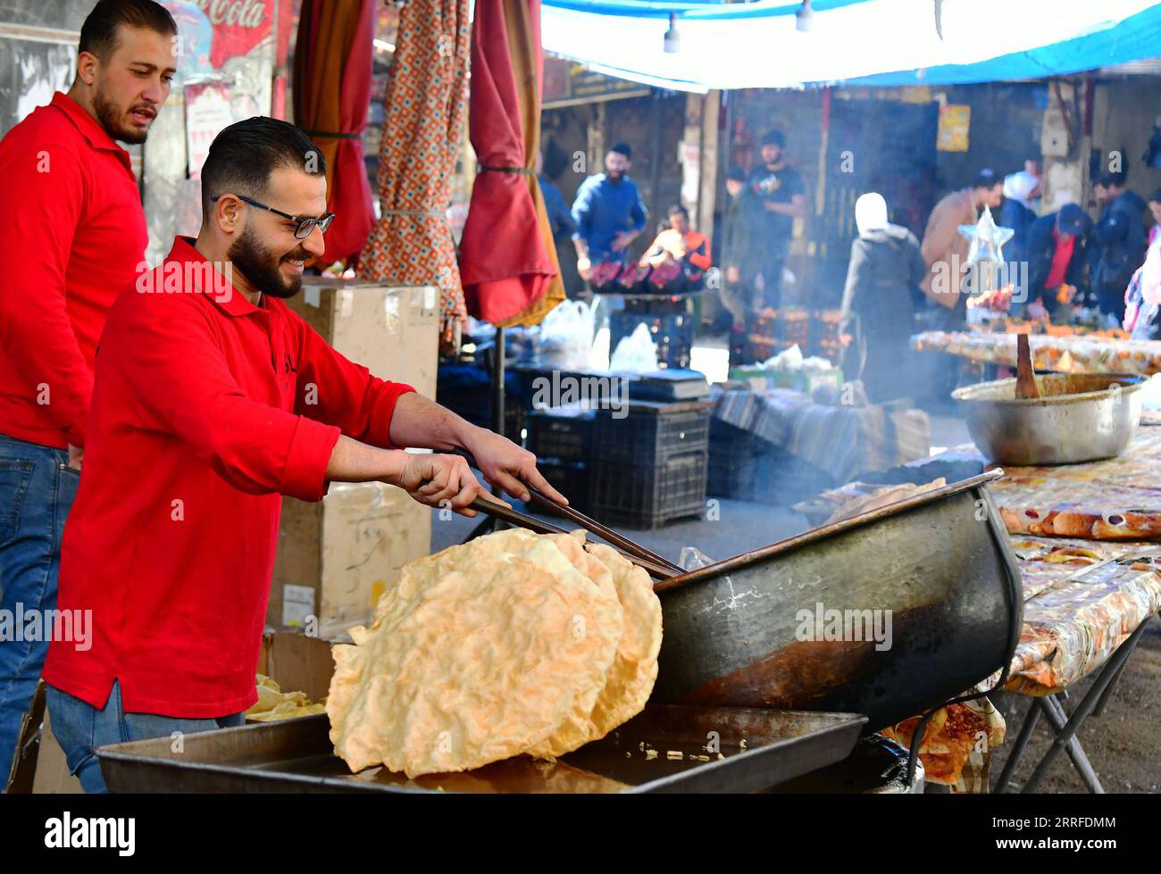 220413 -- DAMASCO, 13 aprile 2022 -- Un proprietario di un negozio di dolci siriani fa la torta Naem, una sorta di cibo tradizionale siriano, durante il mese santo del Ramadan al mercato di Bab Srijeh a Damasco, in Siria, il 13 aprile 2022. Foto di /Xinhua SYRIA-DAMASCO-RAMADAN-SWEET AmmarxSafarjalani PUBLICATIONxNOTxINxCHN Foto Stock