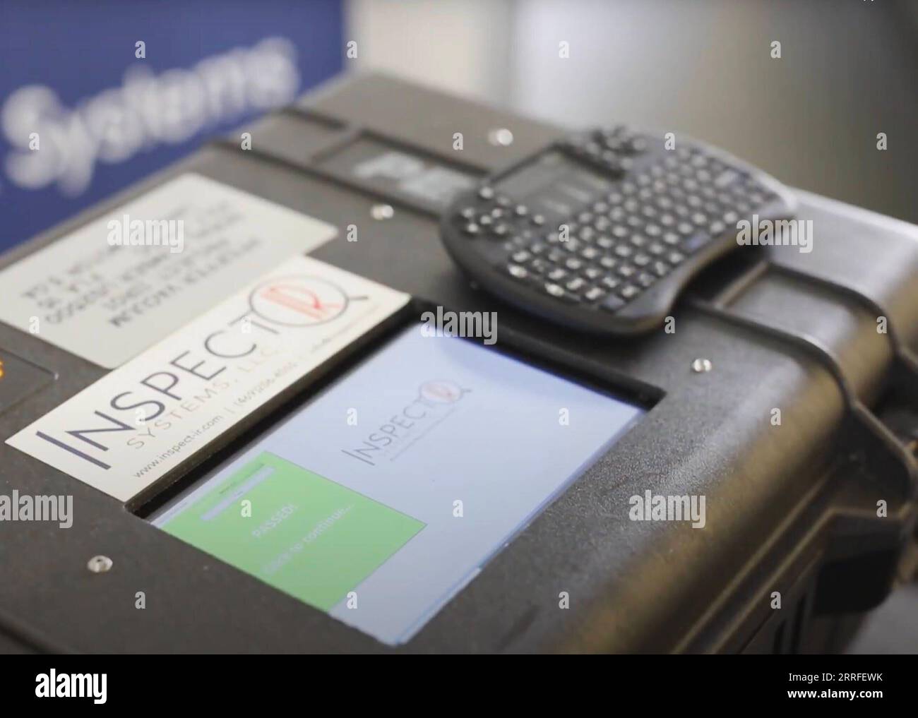 220415 -- WASHINGTON, D.C., 15 aprile 2022 -- Uno screenshot scattato il 14 aprile 2022 da un video rilasciato da Shows the InspectIR PNY-1000 COVID Testing Demo. La Food and Drug Administration statunitense FDA ha rilasciato un'autorizzazione d'uso di emergenza giovedì per il primo test diagnostico COVID-19 del paese che rileva composti chimici in campioni di respiro associati a un'infezione da SARS-CoV-2. Il test può essere eseguito in ambienti in cui il campione del paziente viene prelevato e analizzato, come studi medici, ospedali e siti di test mobili, utilizzando uno strumento delle dimensioni di un pezzo di Foto Stock